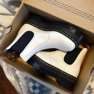 Dr Martens 2976 SMOOTH LEATHER PLATFORM CHELSEA BOOTS